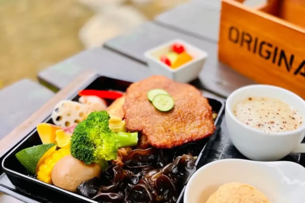 Top Taipei Hotel Autumn Foliage Itinerary: 5 Leaf‑Peeping Routes from ILLUME TAIPEI 8 Photo Credit Dcard