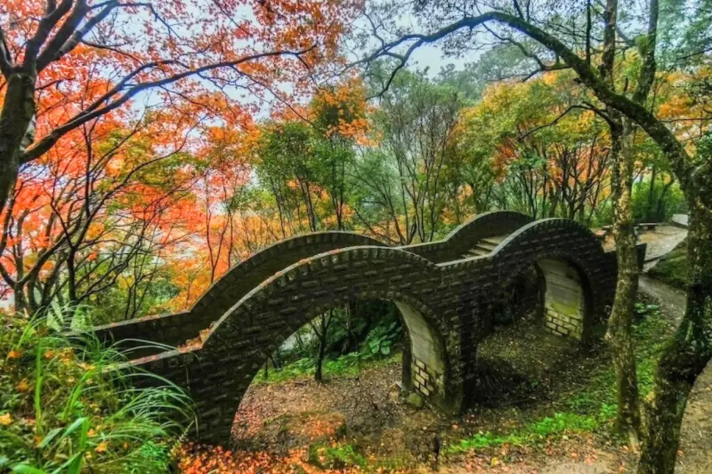 Top Taipei Hotel Autumn Foliage Itinerary: 5 Leaf‑Peeping Routes from ILLUME TAIPEI 9 Photo Credit 汐止拱北殿臉書粉專